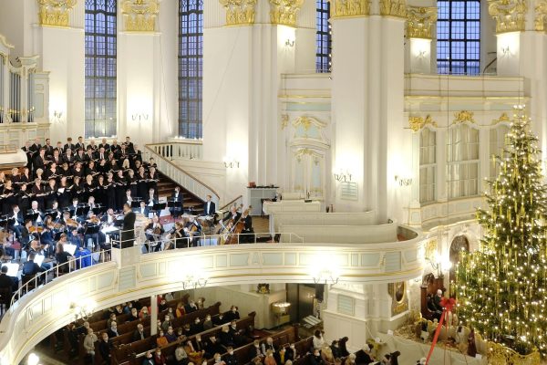 Chor und Orchester St. Michaelis im weihnachtlich geschmückten Michel