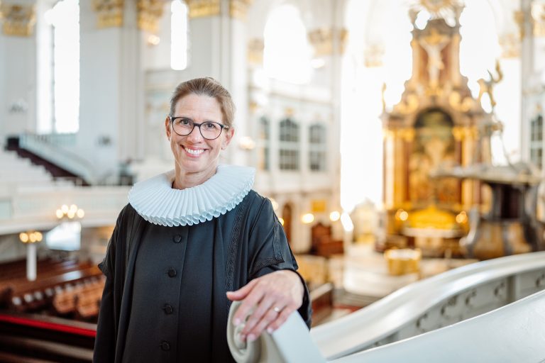 Pastorin Julia Atze im Talar in der Kirche