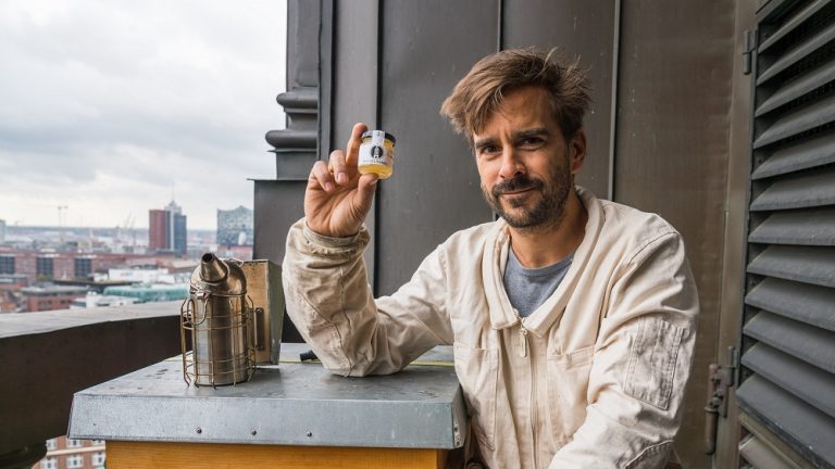 Imker mit den Michel-Bienen