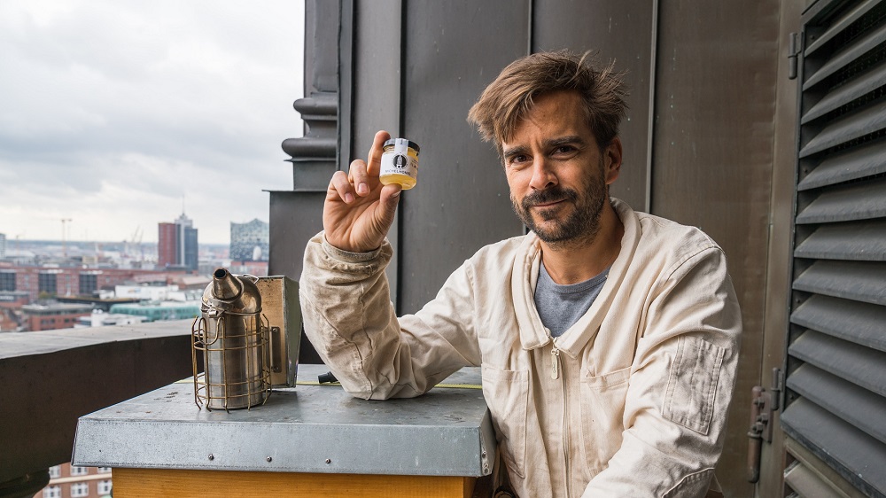 Imker mit den Michel-Bienen