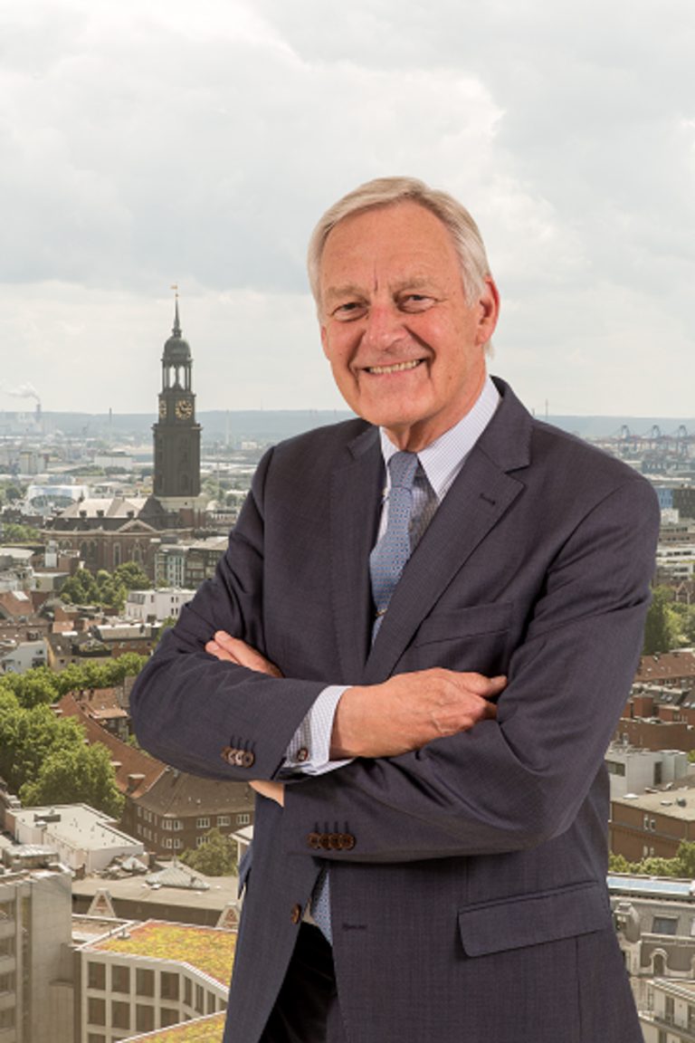 Portrait von Dr. Karl-Joachim Dreyer mit Michel im Hintergrund