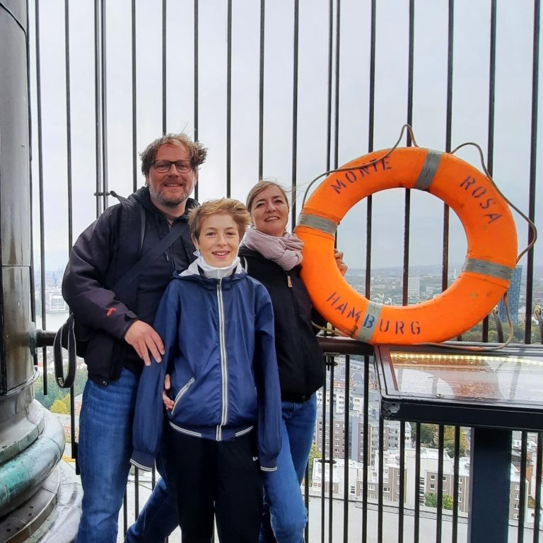 Olaf Schwartz mit seiner Frau Nina Mohr und Sohn Arthur auf dem Turm des Hamburger Michel