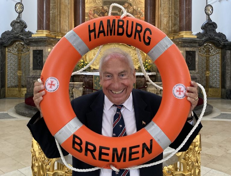 Porträt von Udo Bringe mit Rettungsring im Altarraum des Michel