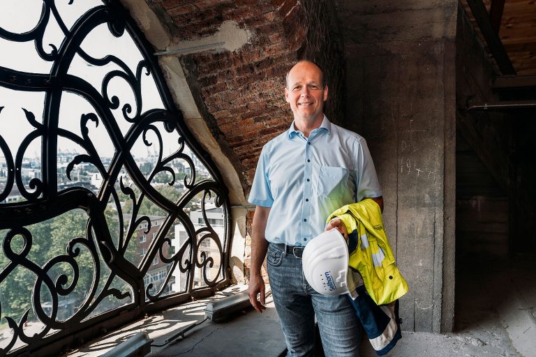 Tragwerksspezialist Dr. Ing. Uwe Pfeiffer vor einem Kirchenfenster über dem Kirchenschirm