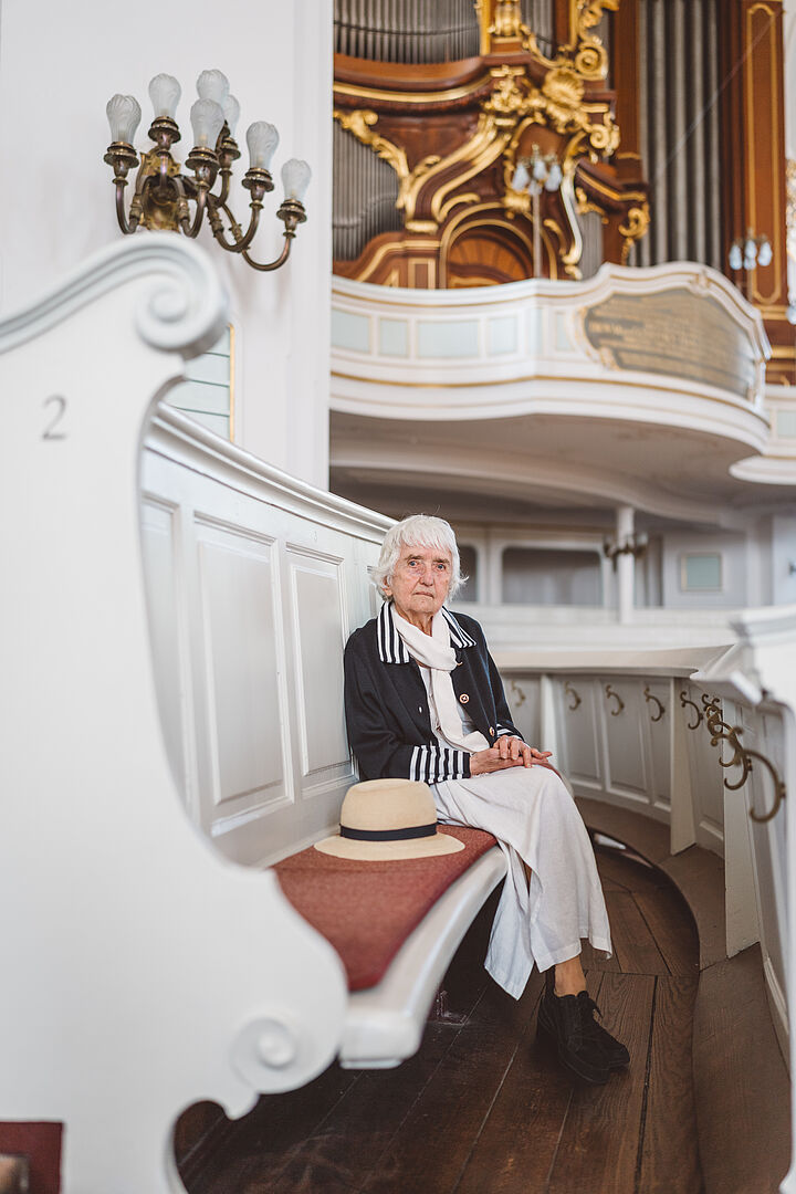 Margret Jung auf einer Bankreihe unter der Großen Orgel im Michel