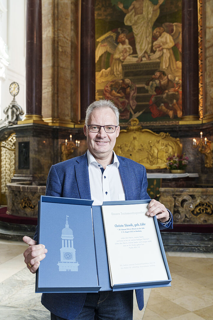 Portrait von Carsten Stäblein im Altarraum des Hamburger Michel