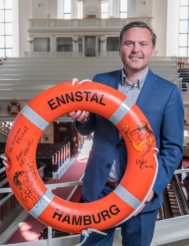 Hubert Neubacher mit Rettungsring in der Hauptkirche St. Michaelis