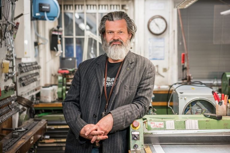 Der Michel-Silber-Macher Reinhard Bochem in seiner Werkstatt