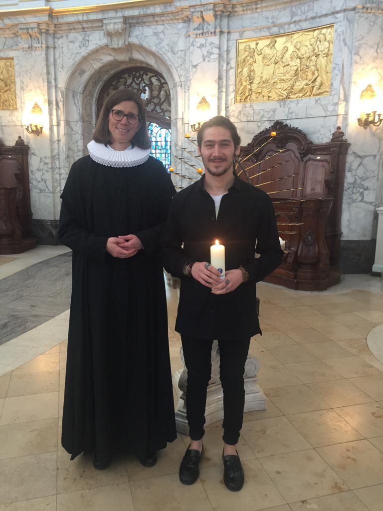 Bild von Pastorin Atze und Alireza Soleymani bei seiner Taufe im Hamburger Michel