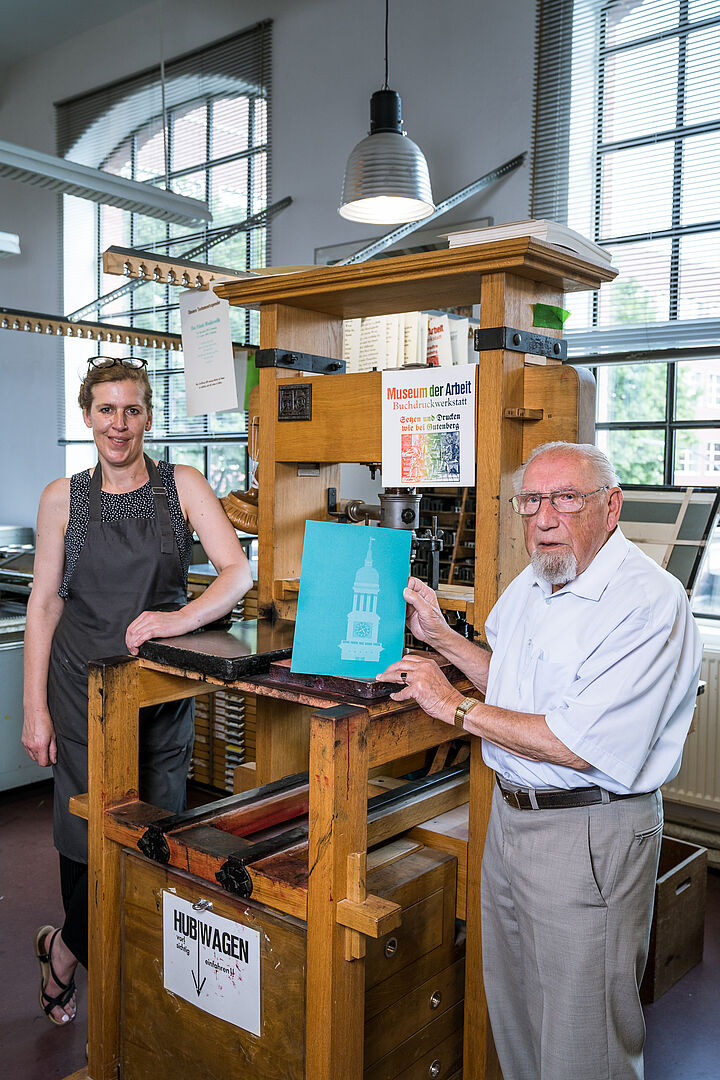 Anne von Karstedt und Wolfgang in der Druckwerkstatt des Museums der Arbeit