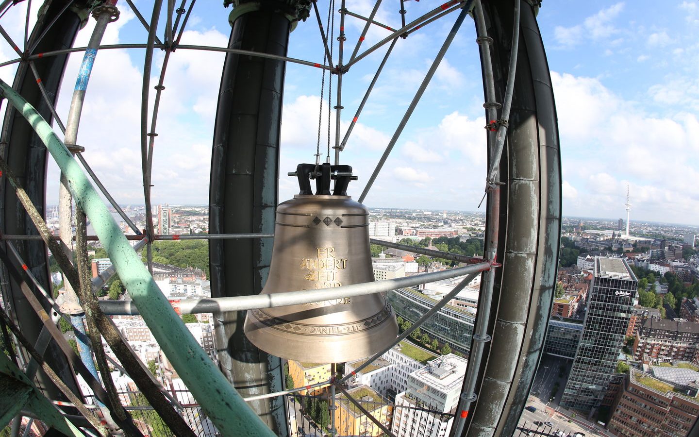Die Aufhängung der Friedensglocke über der Aussichtsplattform der Hauptkirche St. Michaelis