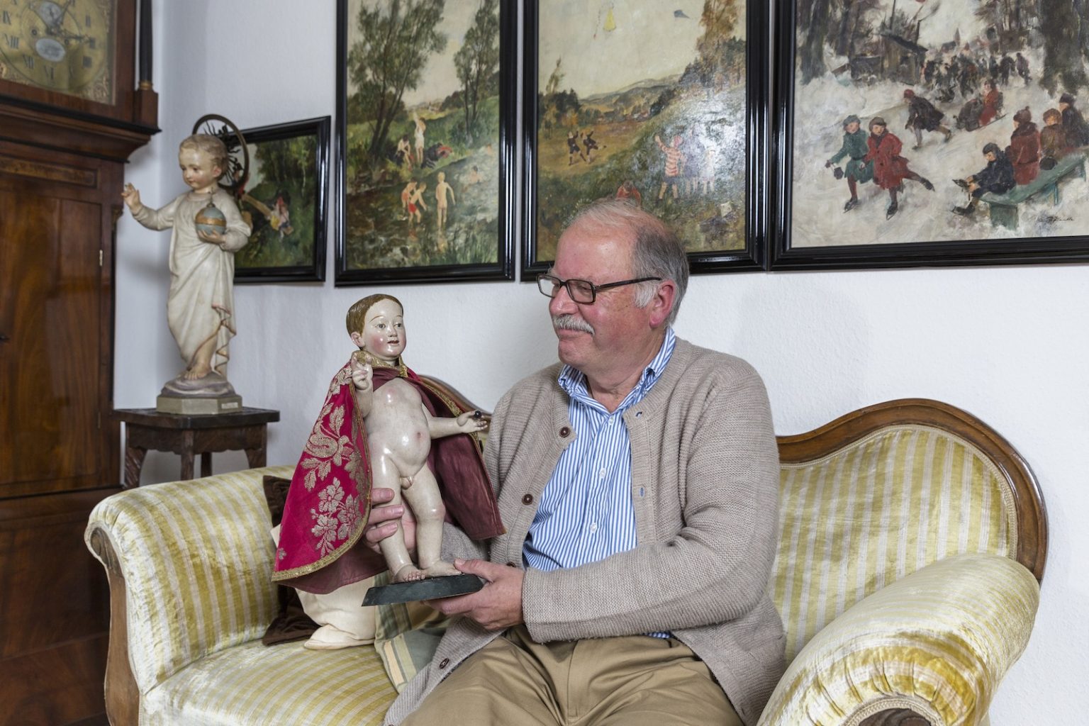 Herr Rechenbach spendet seine Krippensammlung der St. Michaelikirche,