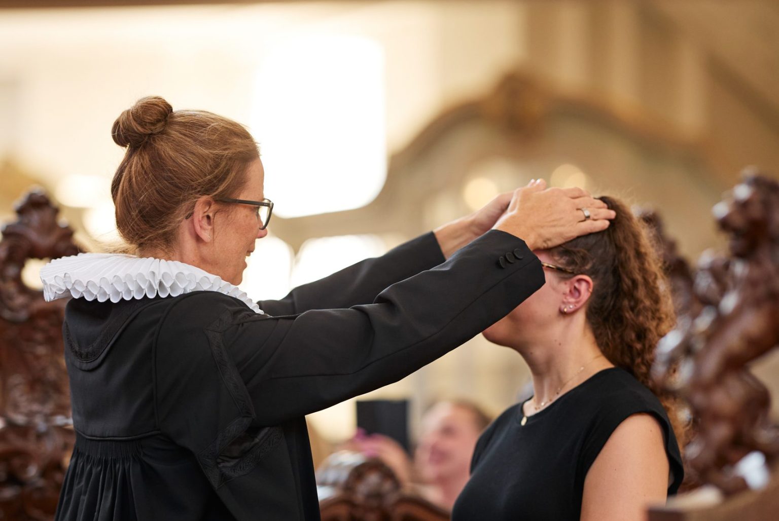 Pastorin Julia Atze segnet eine Jugendliche