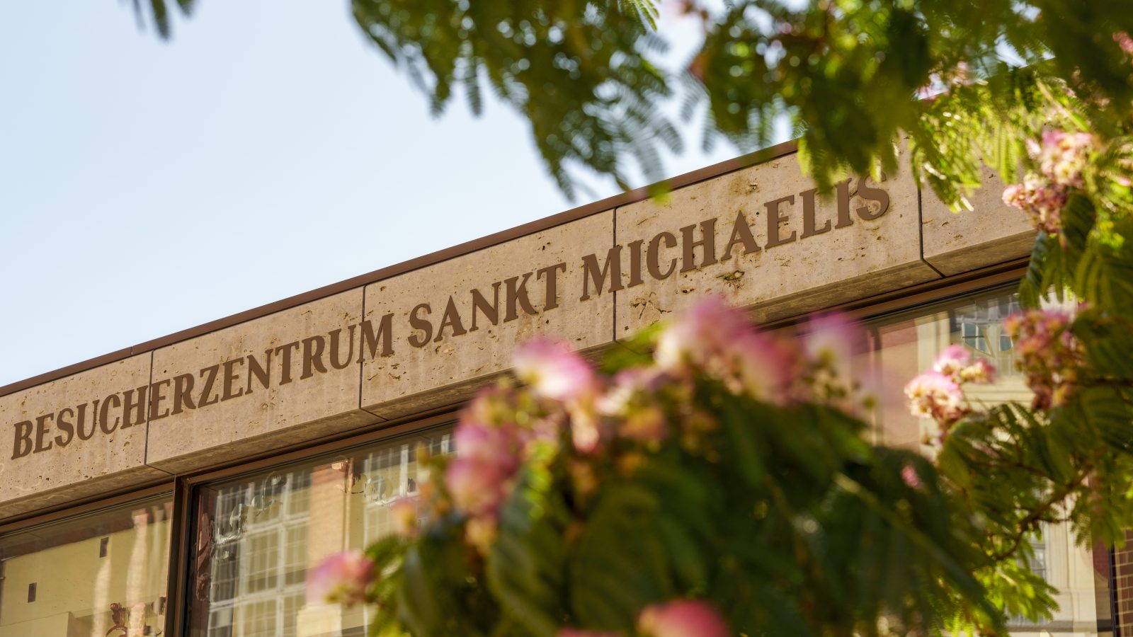 Das Besucherzentrum Sankt Michaelis am südlichen Kirchplatz