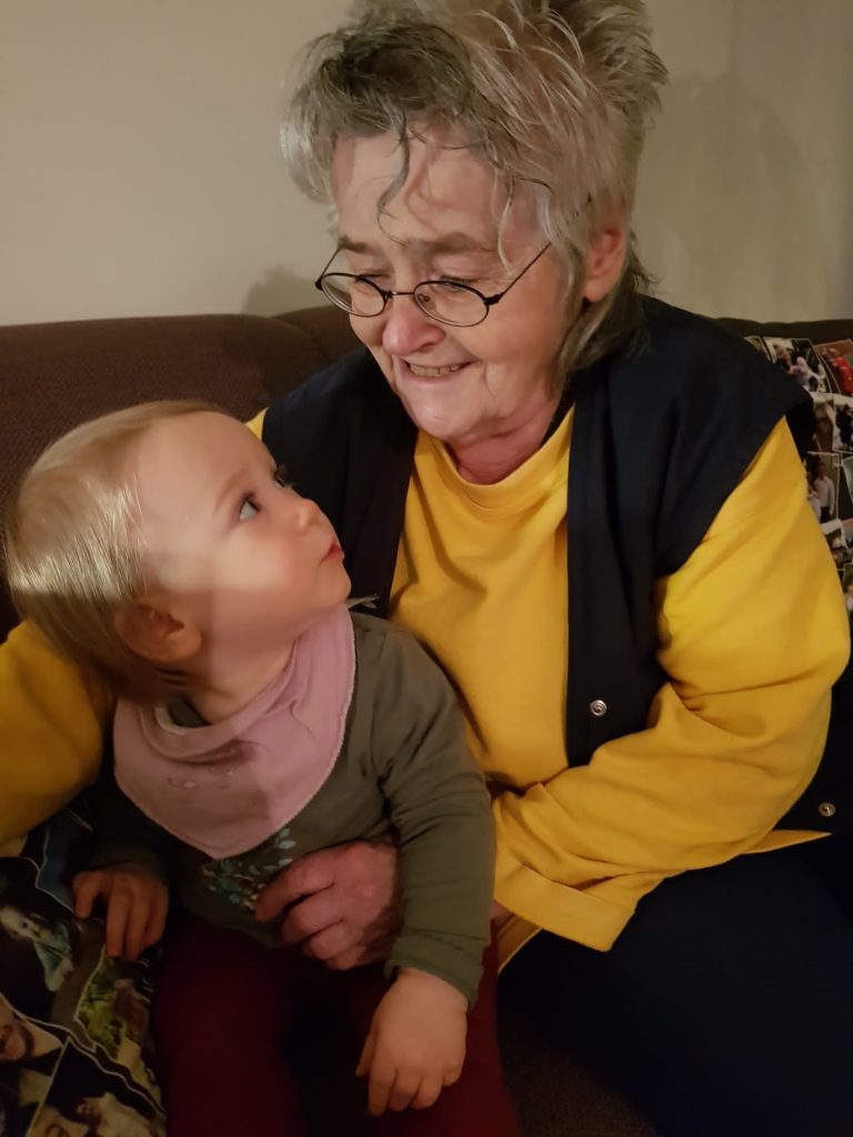 Foto von Christtraut Tim zusammen mit ihrem Enkelkind