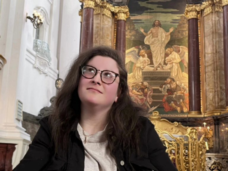 Bild von Clodia Mirza im Michel und im Hintergrund der Altar