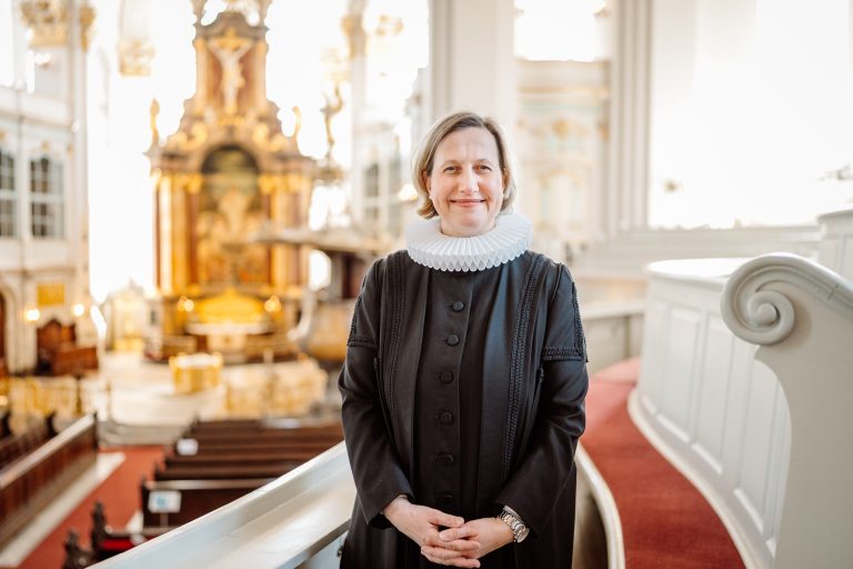 Porträt von Corinna Senf in der St. Michaelis Kirche.