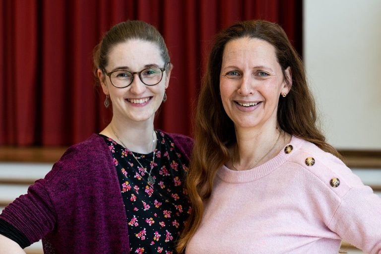 Portrait von Chorleiterin Doris Vetter und Stimmbildnerin Sarah Bieler