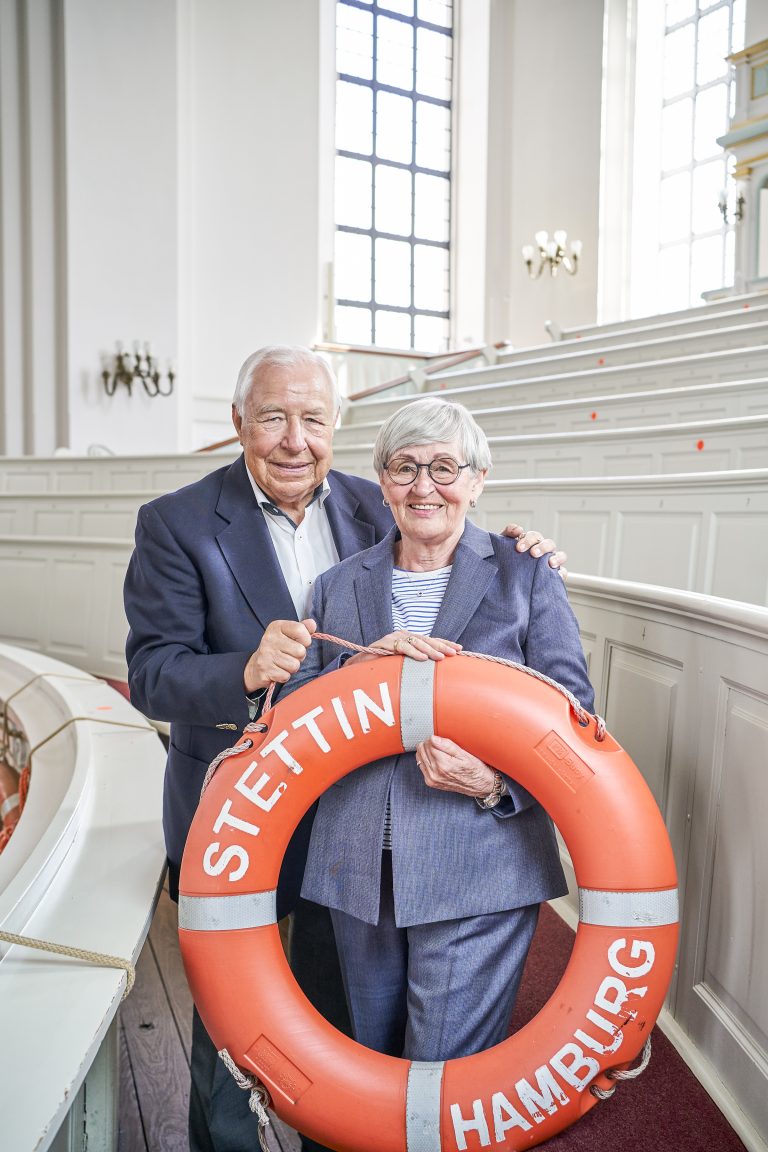 Ehepaar Barbara und Klaus-Peter Hugel mit Stettin Rettungsring in der Hand auf der Südempore des Hamburger Michel