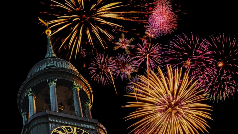 Turm der Hauptkirche St. Michaelis mit Feuerwerk im Hintergrund