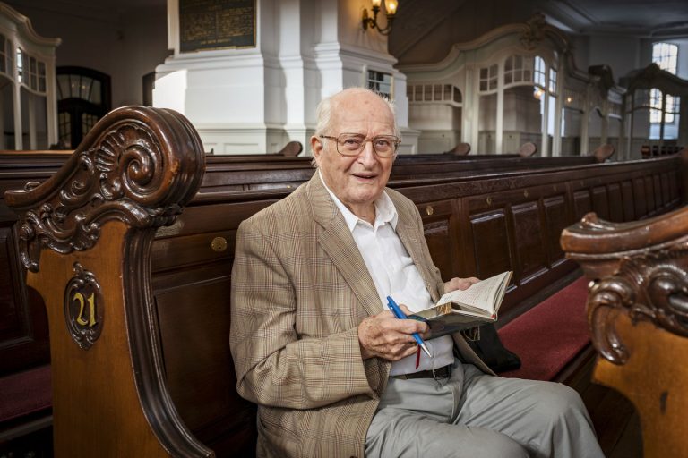 Eberhard Möbius auf Platz 1, Reihe 21 der Kirchbank im Hamburger Michel