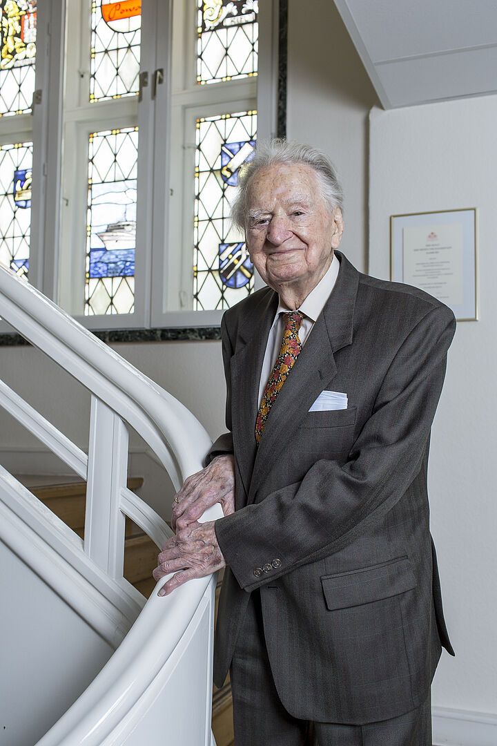 Portait von Mäzen Günter Powalla im Hamburger Michel