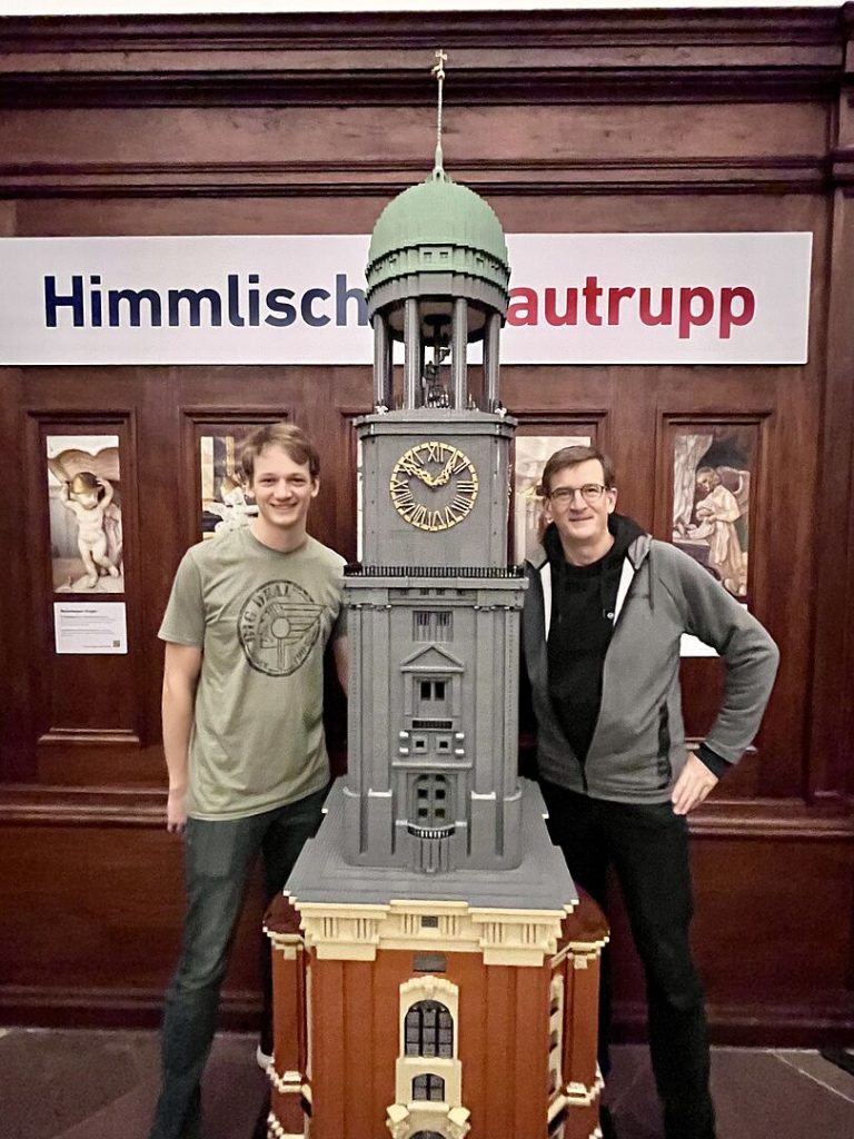 Malte und Christian Burmester mit einem selbstgebauten Michel aus Legosteinen