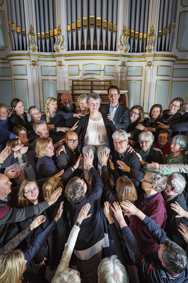 Kathrin Stuhr umringt von der Kantorei St. Michaelis