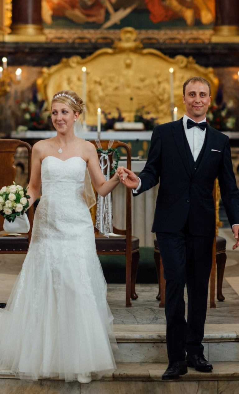 Ehepaar Daniela und Matthias Klinge bei seiner Hochzeit im Altarraum der Hauptkirche St. Michaelis