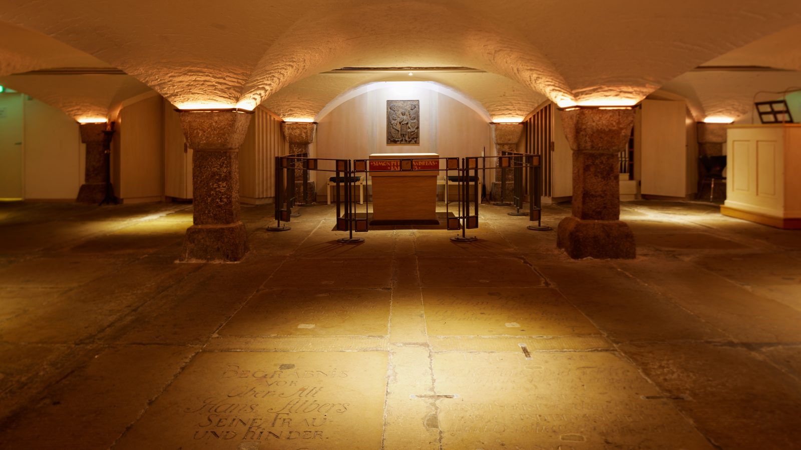 Der Altar in der Krypta St. Michaelis