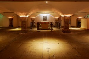 Der Altar in der Krypta St. Michaelis