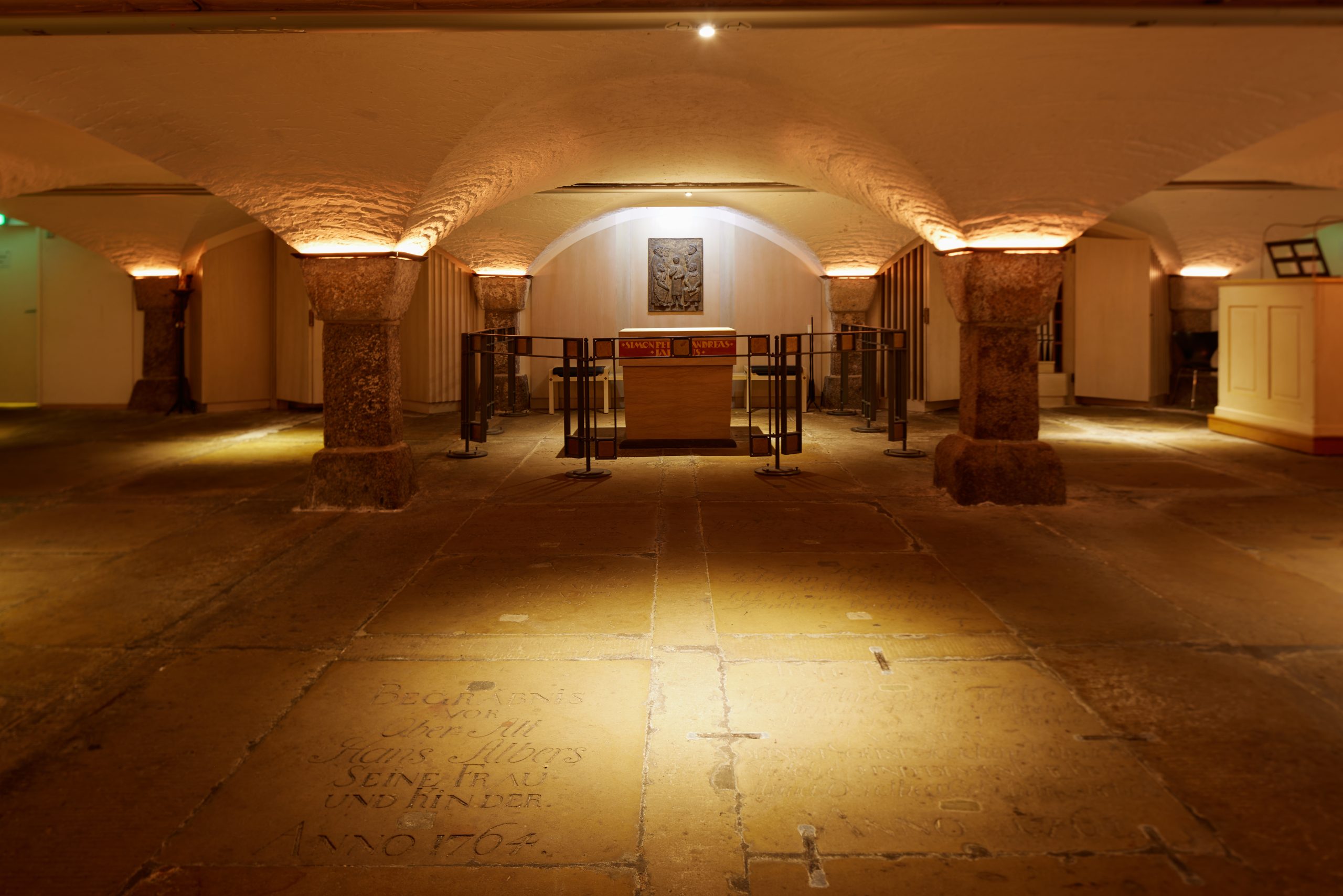 Der Altar in der Krypta St. Michaelis