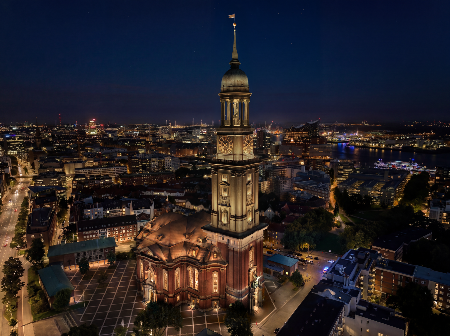 Der Michel aus der Vogelperspektive mit Beleuchtung. Der Turm und das Kirchenschiff sind gut zu sehen.