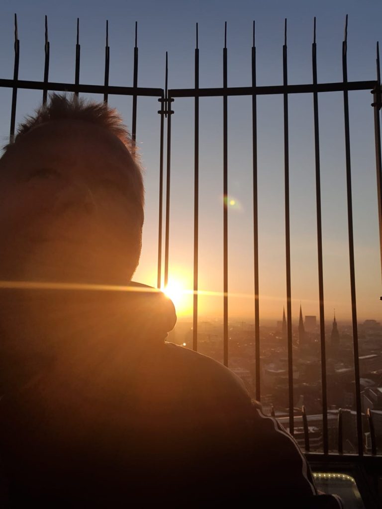 Malte Bergmann bei Sonnenaufgang auf dem Turm des Hamburger Michel