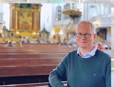 Michael Seelig im Kirchenraum der Hauptkirche St. Michaelis