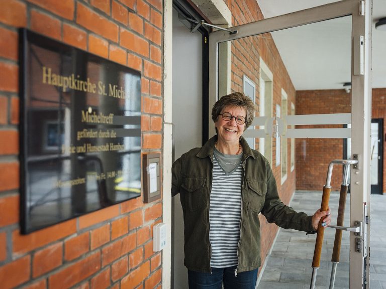 Diakonin Anke Friedmann öffnet die Tür zum Micheltreff