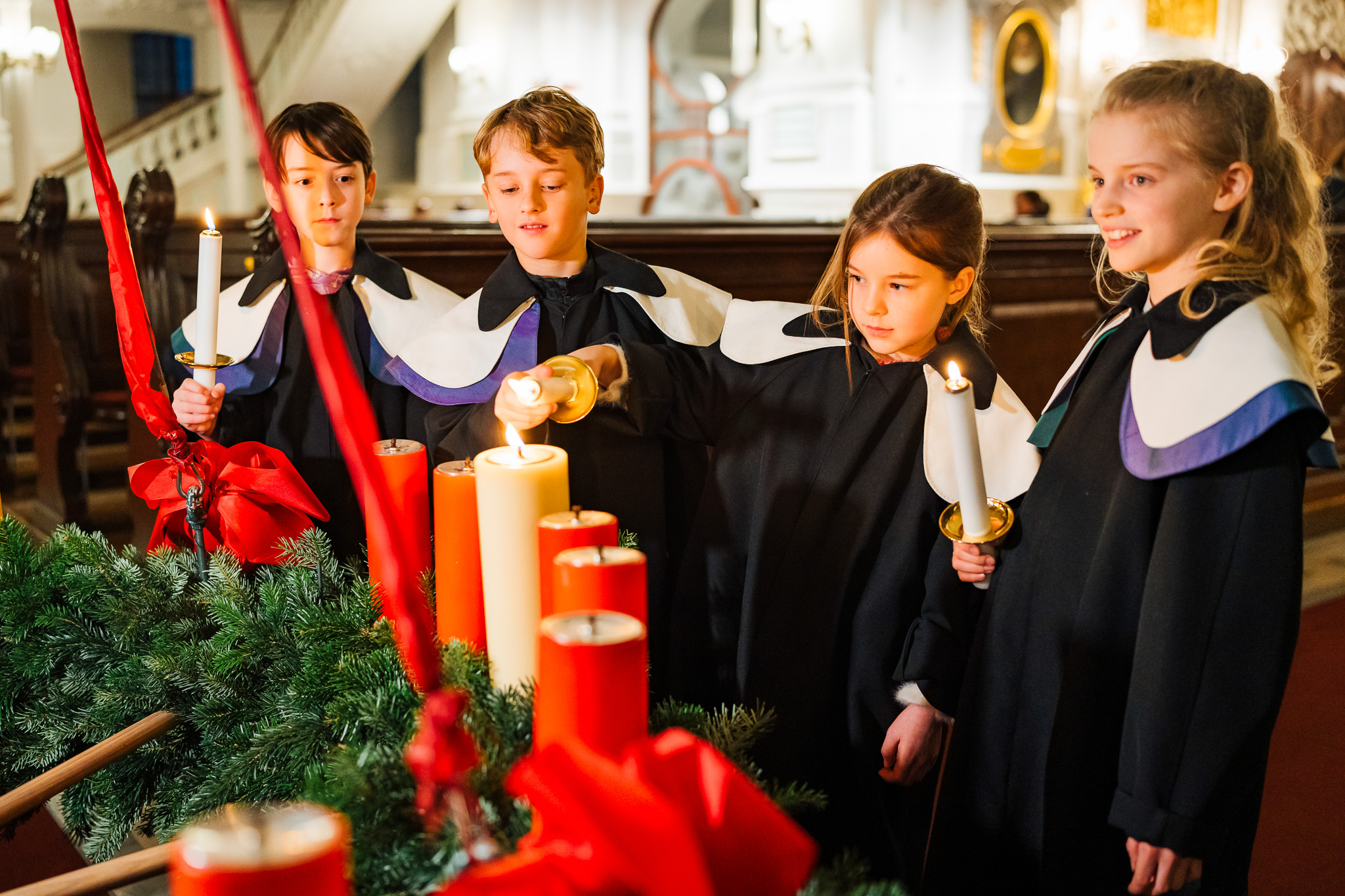 Kinder entzünden die erste Kerze am Wichernschen Adventskranz