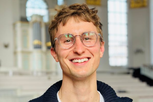 Porträt des Michel-Vikars Till Obermeyer