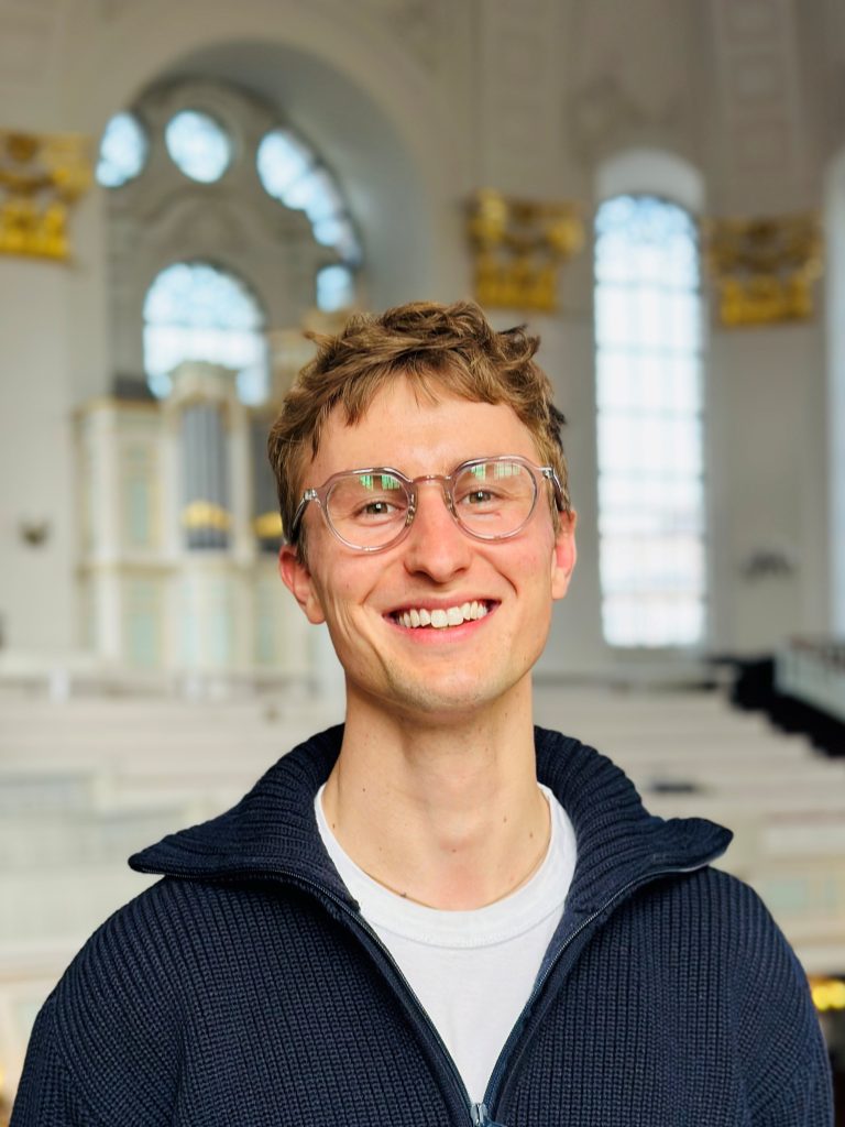 Porträt des Michel-Vikars Till Obermeyer