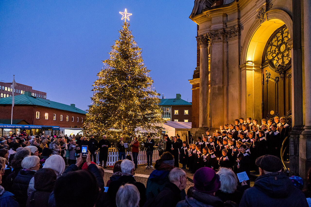 Festliche Eröffnung des Weihnachtsmarktes am Michel mit der Illumination des Weihnachtsbaumes und gemeinsamem Gesang
