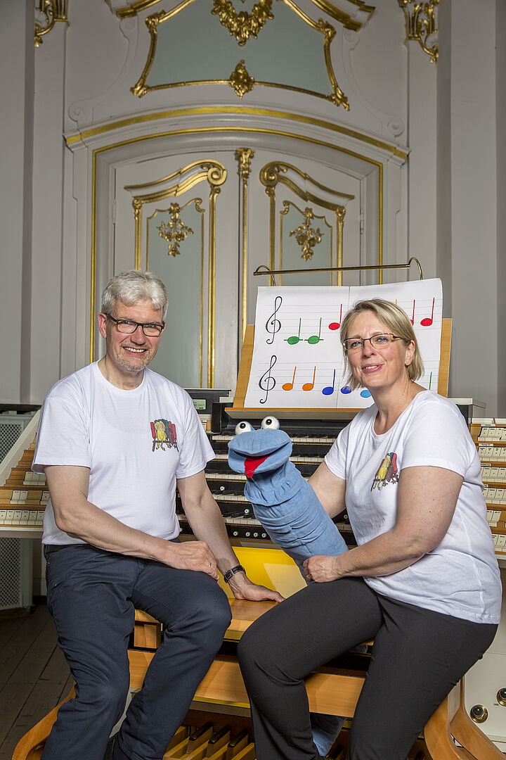 Orgelwurm Willibald mit Anne-Katrin und Manuel Gera am Zentralspieltisch der Großen Orgel im Hamburger Michel