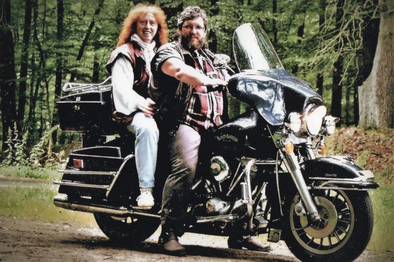 Margret Silvester zusammen mit ihrem Mann auf einem Bike