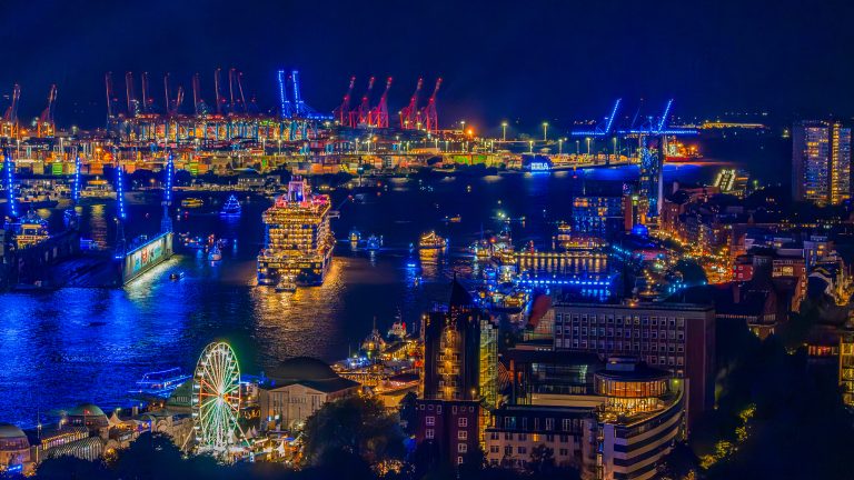 Blick auf den Blue Port vom Michelturm aus