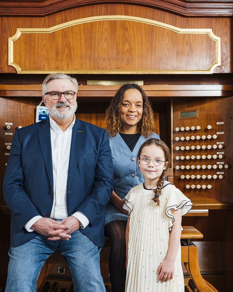 Familie Henke im Hamburger Michel am Spieltisch der Großen Orgel