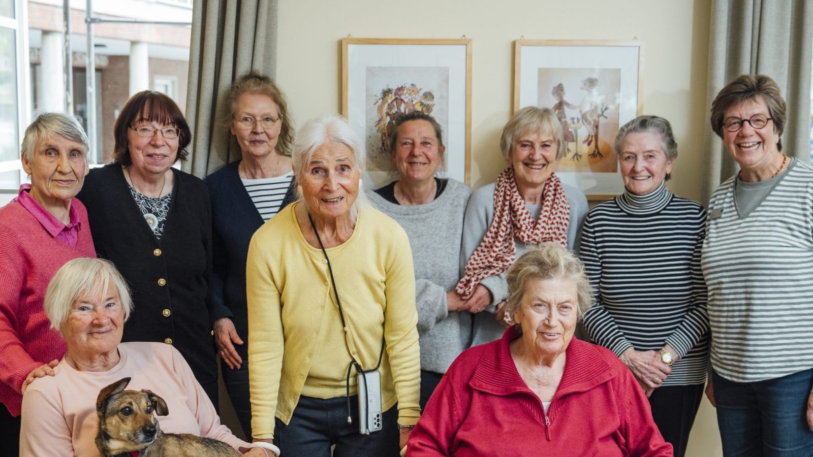 Gruppenbild von Michel-Diakonin Anke Frickmann und einer Gruppe Damen, die sich regelmäßig im Michel-Treff zum Sport, Plattdeutsch und Kaffee treffen.