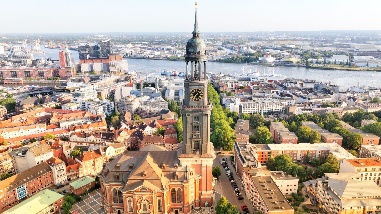 Hauptkirche St. Michaelis mit Elbphilharmonie und Elbe im Hintergrund