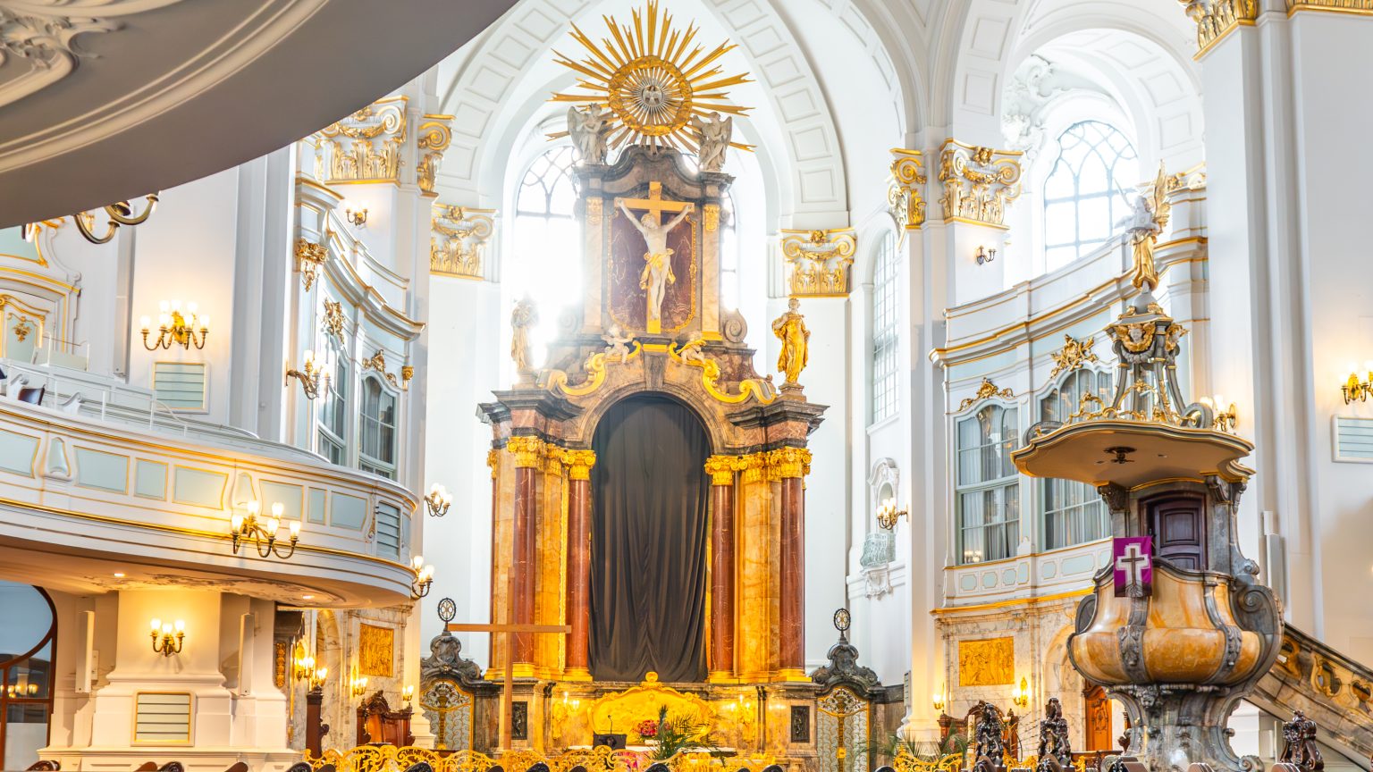 Der mit einem schwarzen Tuch verhüllte Altar im Michel in der Karwoche