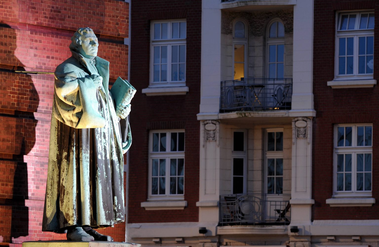 Luther-Denkmal vor dem Michel im Abendlicht