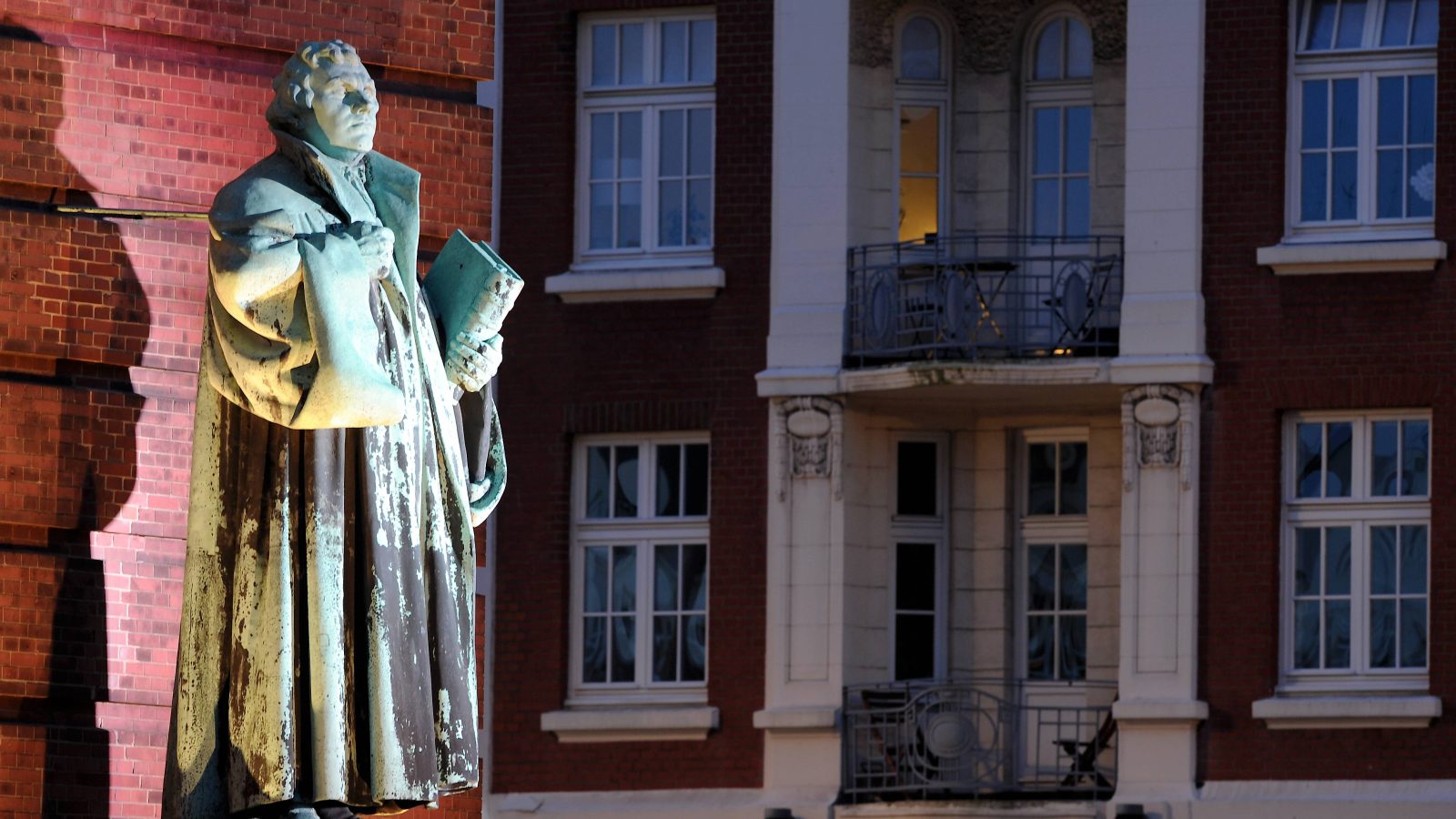 Luther-Denkmal vor dem Michel im Abendlicht