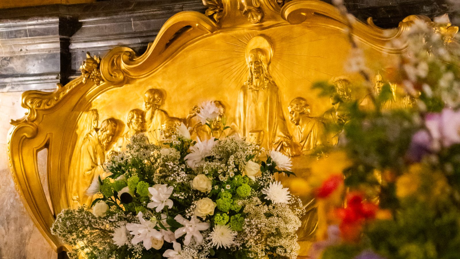 Österlich geschmückter Altar im Michel